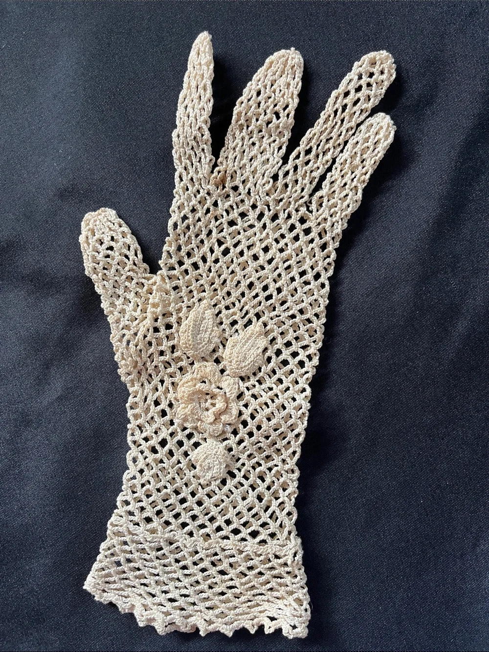 Vtg/Antique Hand Crochet Delicate Lace Gloves Ecru Color Floral Small Size *READ